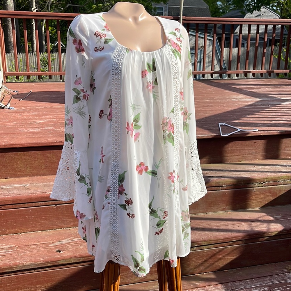 Sequin Hearts Size Small L/S Sheer Fluted Sleeves- Lined Floral Bodice